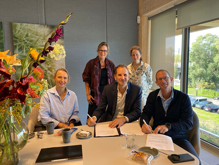 Een foto van de ondertekening